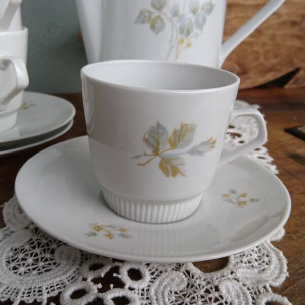 VEB Porzellan Colditz CP DDR-Zeiten Tasse mit Untertasse weiss mit grauen Rosen boheme Tischdeko Landhaus shabby chic