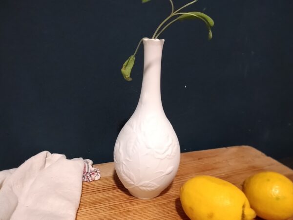 AK Kaiser Kleine weiße Vase aus Biskuit Porzellan Tischvase Shabby Chic Blumen Landhaus