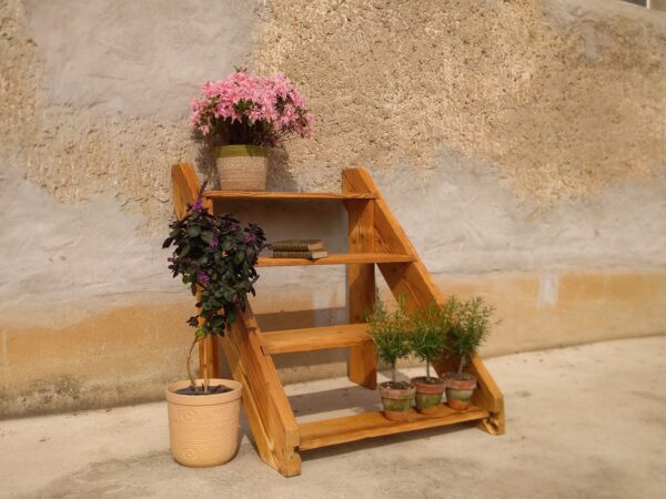 Antike Holztreppe als Blumenbank, wabi-sabi Regal, individuelle Einrichtung, verwittertes Holz, Beistelltisch in Landhaus-Style, shabby chic – Bild 7