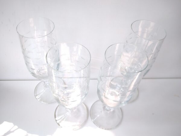 Vintage 4x Sektgläser mit Schliff Glas mid century gedeckter Tisch – Bild 5