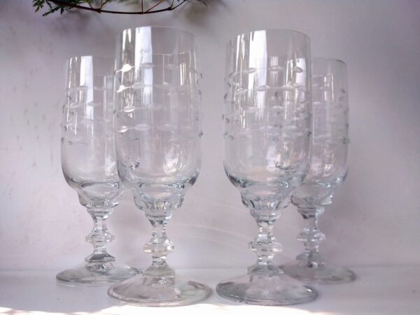 Vintage 4x Sektgläser mit Schliff Glas mid century gedeckter Tisch – Bild 8