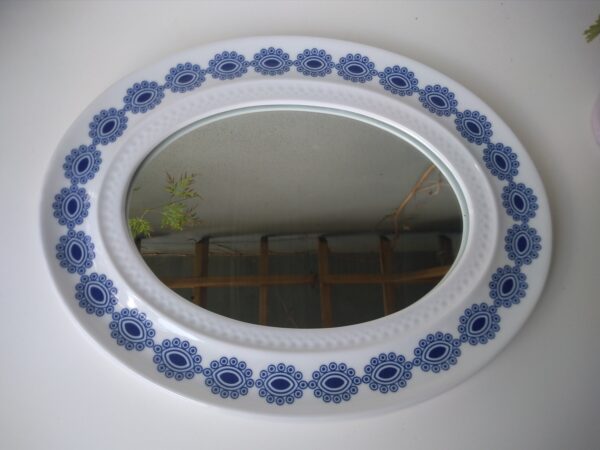 Shabby Chic alter Spiegel mit Porzellan Rahmen in weiß mit blauen Dekor Wandspiegel oval Landhaus Romantisch Mirror Boheme