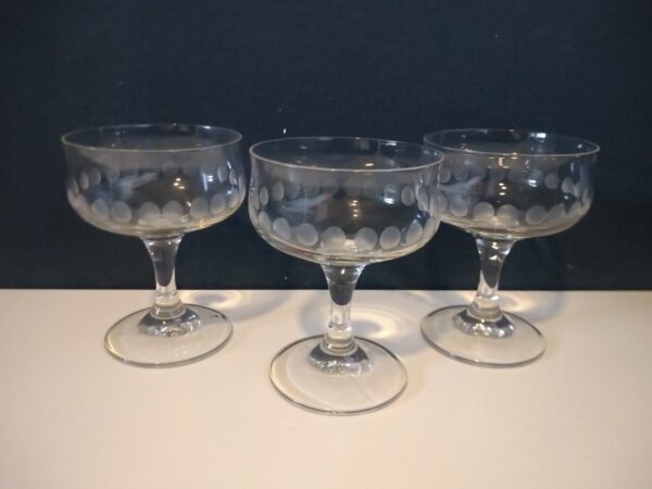 Vintage 3x Sektschalen Sektgläser mit Schliff Glas mid century gedeckter Tisch – Bild 2