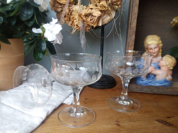 Vintage 3x Sektschalen Sektgläser mit Schliff Glas mid century gedeckter Tisch – Bild 3