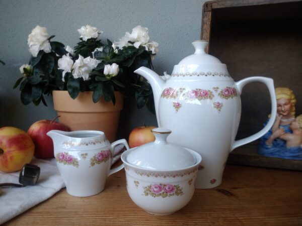 ILMENAU Henneberg Porzellan Kaffeekern Kaffeekanne Zuckerdose Milchkännchen vintage weiß mit Rosen Muster DDR-Zeiten Sammeltasse – Bild 9