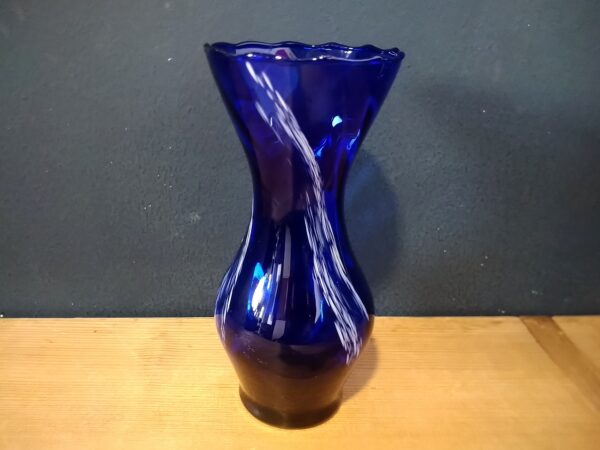 Vintage blaue Vase in Handarbeit aus Glas gefertigt Blumenvase Tischvase Glasvase