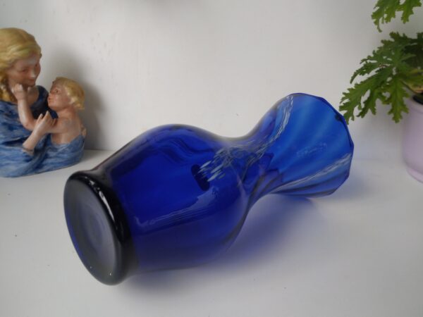 Vintage blaue Vase in Handarbeit aus Glas gefertigt Blumenvase Tischvase Glasvase – Bild 7