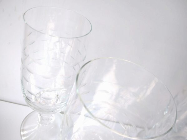 Vintage 4x Sektgläser mit Schliff Glas mid century gedeckter Tisch – Bild 7