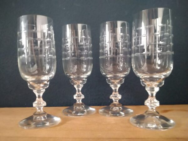 Vintage 4x Sektgläser mit Schliff Glas mid century gedeckter Tisch