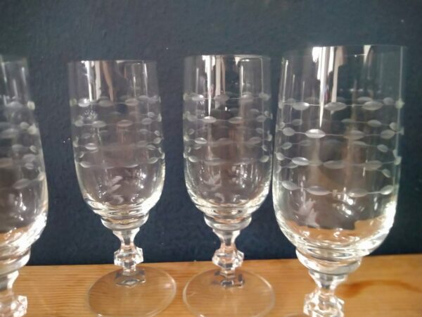 Vintage 4x Sektgläser mit Schliff Glas mid century gedeckter Tisch – Bild 2