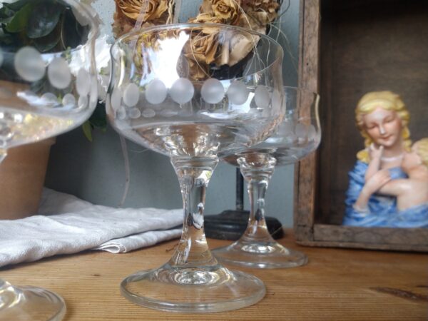 Vintage 3x Sektschalen Sektgläser mit Schliff Glas mid century gedeckter Tisch – Bild 5