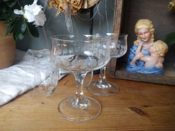 Vintage 3x Sektschalen Sektgläser mit Schliff Glas mid century gedeckter Tisch