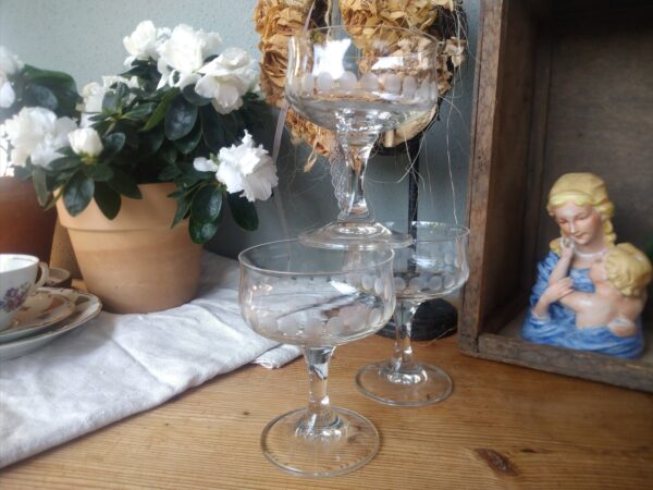 Vintage 3x Sektschalen Sektgläser mit Schliff Glas mid century gedeckter Tisch – Bild 6