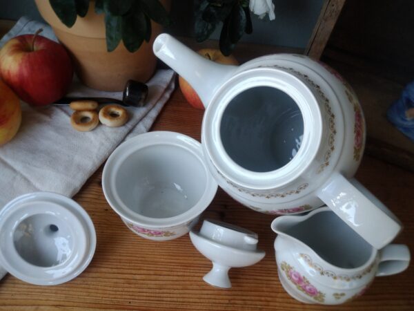 ILMENAU Henneberg Porzellan Kaffeekern Kaffeekanne Zuckerdose Milchkännchen vintage weiß mit Rosen Muster DDR-Zeiten Sammeltasse – Bild 4