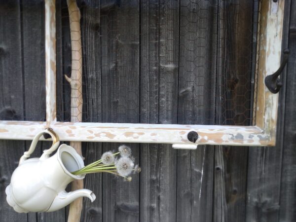 Garderobe aus einem alten Fenster shabby chic Mobiliar Landhaus-Style mit Hacken aus Gusseisen und Hasendraht für kleine Aufhänger – Bild 6