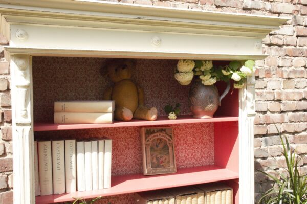 Einzigartiger antiker Schrank als Bücherregal mit Historische Tapete - Schrank in Shabby Chic Stil - Wohnzimmer Möbeln in Landhausstil – Bild 4