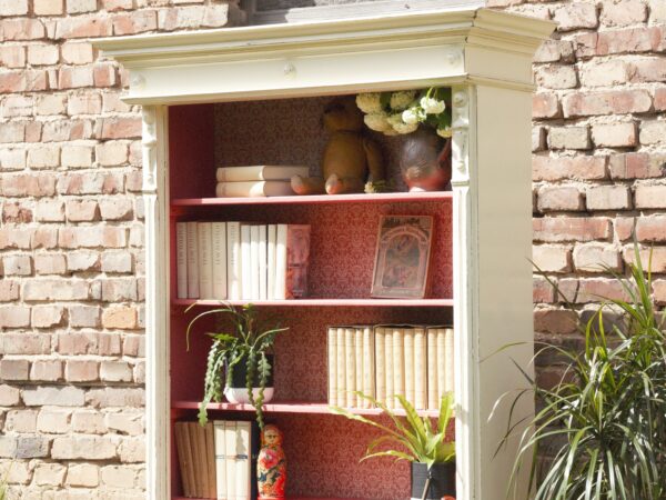 Einzigartiger antiker Schrank als Bücherregal mit Historische Tapete - Schrank in Shabby Chic Stil - Wohnzimmer Möbeln in Landhausstil – Bild 3