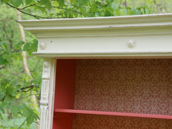 Einzigartiger antiker Schrank als Bücherregal mit Historische Tapete - Schrank in Shabby Chic Stil - Wohnzimmer Möbeln in Landhausstil – Bild 9