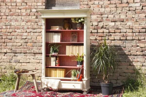 Einzigartiger antiker Schrank als Bücherregal mit Historische Tapete - Schrank in Shabby Chic Stil - Wohnzimmer Möbeln in Landhausstil – Bild 8