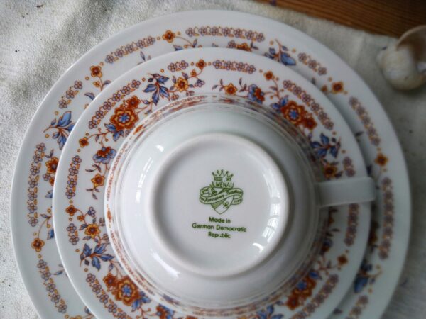 Graf von Henneberg vintage Sammeltasse aus Porzellan in weiß mit Blumen – Bild 5