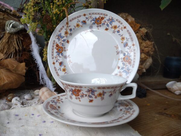 Graf von Henneberg vintage Sammeltasse aus Porzellan in weiß mit Blumen