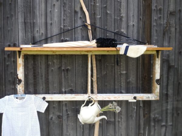 Garderobe aus einem alten Fenster shabby chic Mobiliar Landhaus-Style mit Hacken aus Gusseisen und Hasendraht für kleine Aufhänger