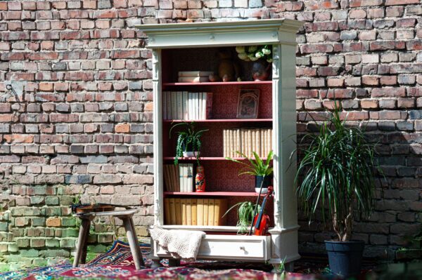 Einzigartiger antiker Schrank als Bücherregal mit Historische Tapete - Schrank in Shabby Chic Stil - Wohnzimmer Möbeln in Landhausstil – Bild 2