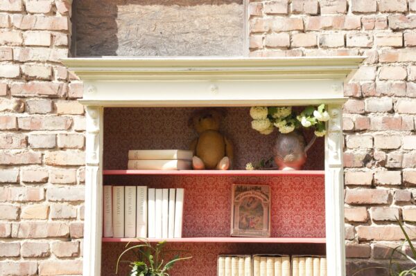 Einzigartiger antiker Schrank als Bücherregal mit Historische Tapete - Schrank in Shabby Chic Stil - Wohnzimmer Möbeln in Landhausstil – Bild 6