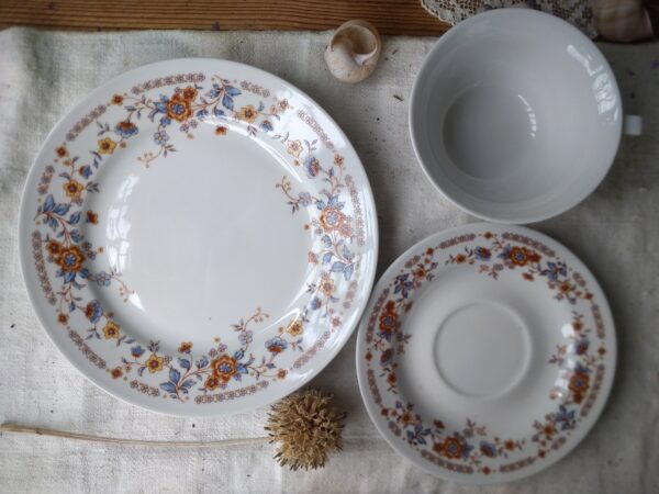 Graf von Henneberg vintage Sammeltasse aus Porzellan in weiß mit Blumen – Bild 4