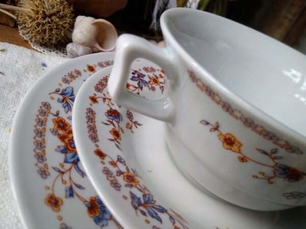 Graf von Henneberg vintage Sammeltasse aus Porzellan in weiß mit Blumen – Bild 2