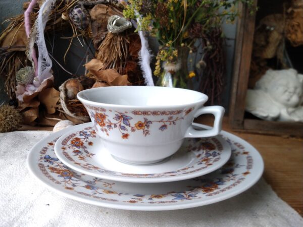 Graf von Henneberg vintage Sammeltasse aus Porzellan in weiß mit Blumen – Bild 3