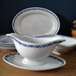 Villeroy & Boch antiker Tafelservice für 4 Personen – Ein wahres Meisterwerk der Porzellankunst. Dieses exklusive Set aus der Dresden Dekor 674 Kollektion bringt zeitlose Eleganz auf Ihre Tafel. Die feine Servierplatte (32 cm), die elegante Servierschüssel (21 cm), die charmante Sauciere (260 ml) und die stilvollen großen Teller (23 cm) verleihen jeder Mahlzeit das gewisse Etwas. Mit filigranen Blumenranken und einer edlen Glasur wird dieses Service zum Highlight bei jedem festlichen Anlass oder gemütlichen Dinner.