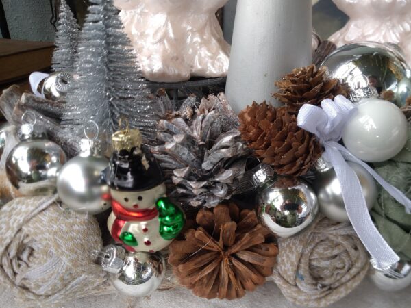 Handgefertigter Adventskranz in Silber und Weiß – Elegante Weihnachtsdeko mit Glaskugeln, natürlichen Tannenzapfen und festlichen Details – Bild 10