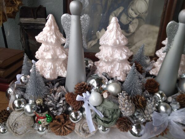 Handgefertigter Adventskranz in Silber und Weiß – Elegante Weihnachtsdeko mit Glaskugeln, natürlichen Tannenzapfen und festlichen Details – Bild 9