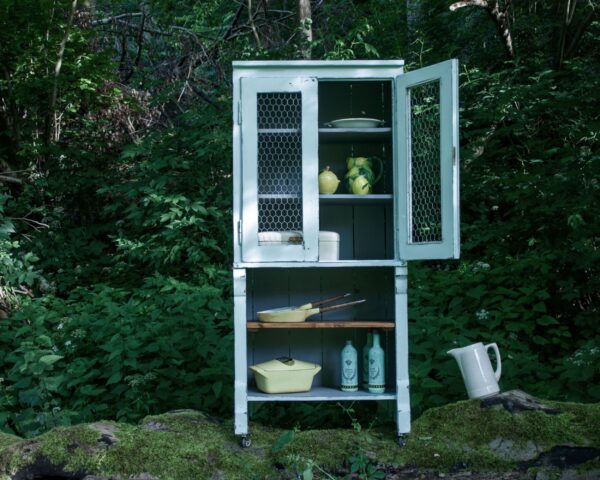 Charmantes Shabby Chic Buffet: Der liebevoll aufgearbeitete Holz-Küchenschrank als zeitloser Blickfang