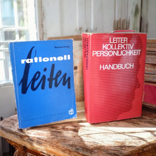 Zwei Bücher aus DDR-Zeiten : "rationell leiten" und "Leiter - Kollektiv - Persönlichkeit"