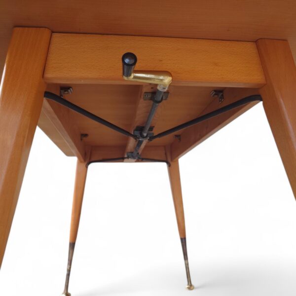 Eleganter höhenverstellbarer Mid-Century Couchtisch: Ahornfurnier, Buchenholz und Messing – zeitloses Design, flexible Funktionalität – Bild 6