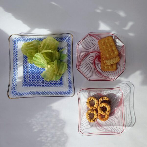 Vintage DDR Mid-Century Schälchen Set mit blauem und rotem Muster, einzigartiges Design, ideal für Snacks oder Deko, Retro-Charme