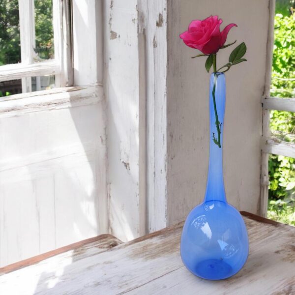 Elegante blaue Vintage-Glasvase aus Lauscha, handgefertigt mit 22 cm Höhe. Perfekt als Deko oder Blumenvase für einen stilvollen Wohnakzent