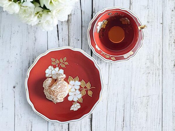 Handbemalte Lichte Sammeltasse – kunstvolle Vintage-Tasse mit filigranen Blumenmotiven, goldfarbenen Akzenten und reliefartiger Struktur. Ein elegantes Sammlerstück aus Thüringer Porzellankunst mit 200 ml Fassungsvermögen und passender Untertasse. Perfekt für nostalgische Kaffeekultur oder als stilvolles Highlight in einer Vitrine. Zeitlose Eleganz für Genießer und Sammler.