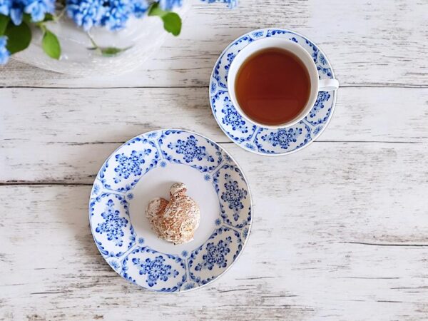 Sammeltasse mit blauem Muster von Lichte – elegantes Vintage-Porzellan aus Thüringen. Mit filigranem Dekor, feinem Porzellan und harmonischen Proportionen ist sie ein stilvolles Sammlerstück. Fassungsvermögen 200 ml, inklusive passender Untertasse. Perfekt für Kaffeegenuss oder als dekoratives Highlight. Zeitlose Ästhetik für Liebhaber klassischer Tischkultur.