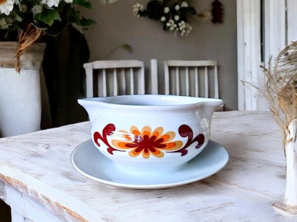 Vintage Seltmann Weiden Sauciere – Elegantes Porzellanstück aus den 1950er–1970er Jahren mit geschwungener Form, warmen Brauntönen und kunstvollem Blumenmuster. Mit 500 ml Fassungsvermögen ideal für Saucen, Dressings oder kleine Beilagen. Robuste, langlebige Qualität aus traditioneller deutscher Porzellanherstellung – ein stilvolles Vintage-Highlight für Ihre Tischkultur.