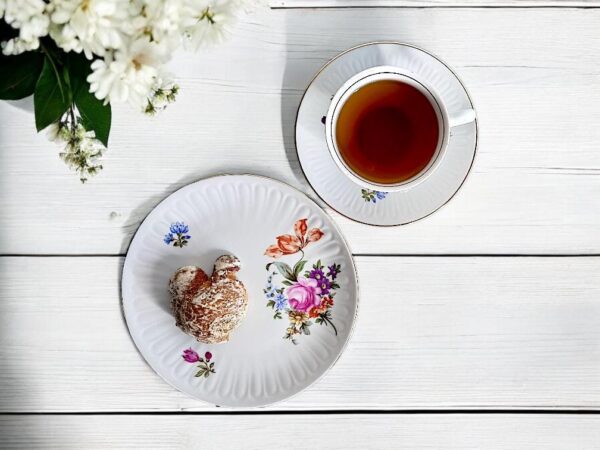 Graf von Henneberg Sammeltasse mit zartem Blumenmuster und Goldrand, gefertigt in der DDR zwischen 1972 und 1990. Die Vintage-Tasse fasst ca. 180 ml, ergänzt durch eine Untertasse (14,5 cm) und einen Kuchenteller (19 cm). Jede Tasse ein Unikat mit leicht variierenden Blütendetails. Hochwertiges Thüringer Porzellan, perfekt für Sammler und Liebhaber stilvoller Tischkultur.