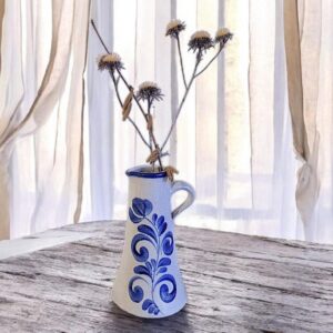 deutsche handgefertigte Keramikvase von Jacob Leopold Knödgen aus den 1970er-Jahren. 20 cm hoch, 4,5 cm Öffnung, 600 ml Volumen. Natürliche Erdtöne mit tiefblauen Akzenten und matter Glasur verleihen ihr eine elegante, skulpturale Ausstrahlung. Ideal für Blumen oder als Sammlerstück – ein einzigartiges Unikat, das traditionelles Handwerk mit zeitlosem Design verbindet.