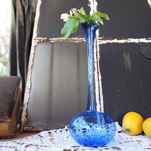 Elegante blaue Vintage Vase von Lauscha – Maristella. Mundgeblasenes Farbglas aus den 1950er–60er Jahren, ca. 25 cm hoch, Öffnung ca. 3 cm. Schlanke Silhouette mit bauchigem Standfuß, leuchtendes Blau mit zartem Schimmer. Stilvolles Einzelstück thüringischer Glaskunst für Vintage- oder moderne Interieurs.