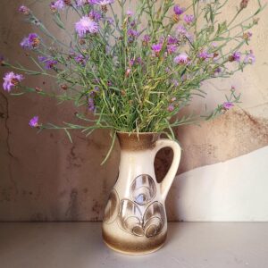 Vintage Bay Keramik Vase 70er Jahre von Bay W. Germany mit braun-cremer Farbverlauf, Reliefdekor und Henkel. Große Keramikvase, 29 cm hoch, 3000 ml Fassungsvermögen, Mid Century, Fat Lava Stil, originale West Germany Keramik als Sammlerstück und stilvolle Blumenvase.